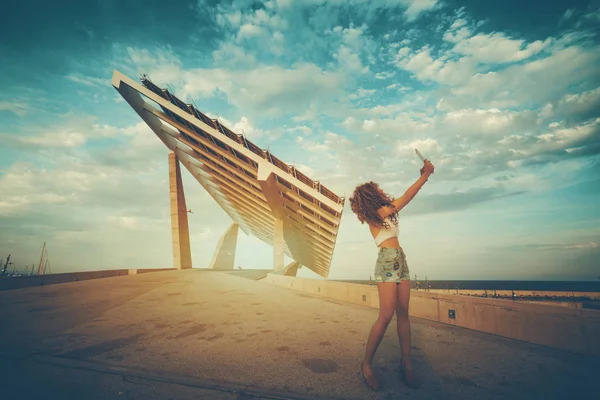 Selfie güneş paneli önünde yapma kız — Stok fotoğraf