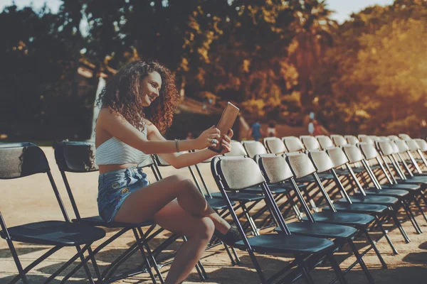 Curly smiling brunette girl making selfie on digital tablet — Stock Photo, Image