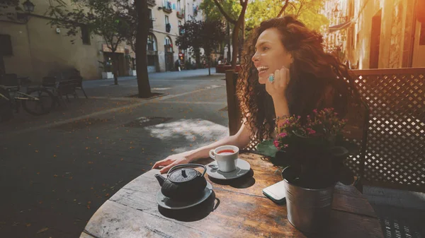 Kıvırcık esmer kız kafede gülüyor — Stok fotoğraf