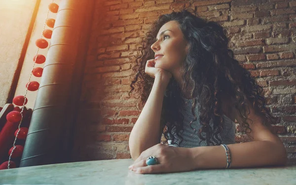 Curly menina está esperando seu amigo no café — Fotografia de Stock