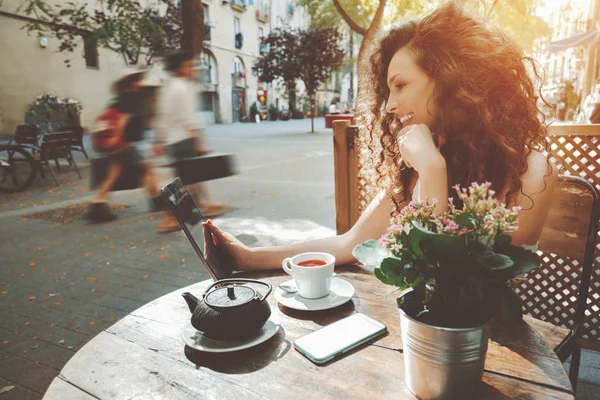 Curly menina no café de rua — Fotografia de Stock