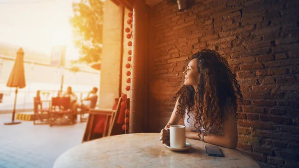 Menina no café com xícara de café ou chá — Fotografia de Stock