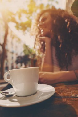 Fincan çay ve sminling kız arkasında