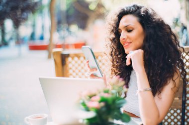 Kıvırcık gülümseyen güzel kız manifatura mesaj Cafe