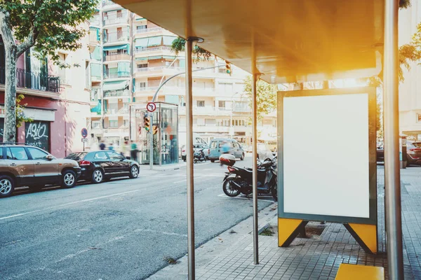 Cartelera blanca en blanco en parada de autobús urbano — Foto de Stock