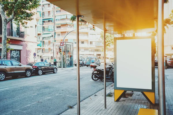 Şehir otobüs durağı üzerinde beyaz boş billboard
