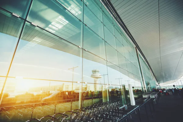 Fachada de cristal de la moderna terminal del aeropuerto — Foto de Stock