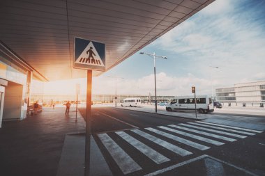 Yaya geçidi yanında Havaalanı giriş