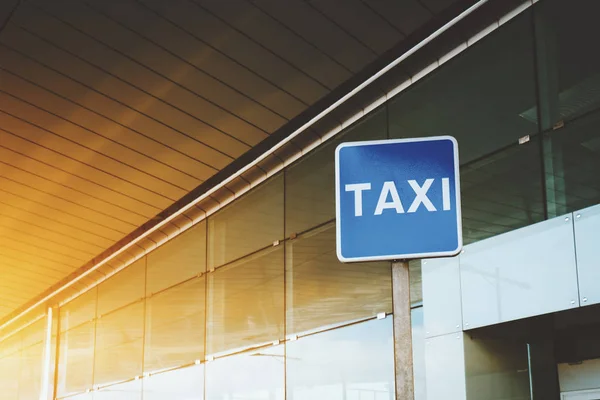 Táxi sinal de estrada perto do aeroporto ou entrada do shopping — Fotografia de Stock