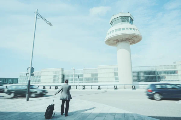 El hombre está esperando taxi en el aeropuerto — Foto de Stock
