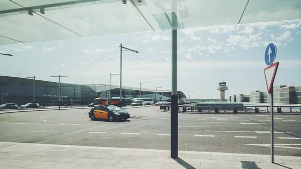 Taxi en la carretera cerca de la terminal del aeropuerto — Foto de Stock