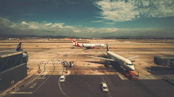 Η British Airways και ρουζ αεροπλάνα κοντά σε Τέρμιναλ Αεροδρομίου — Φωτογραφία Αρχείου