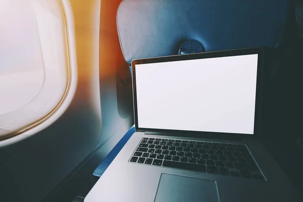 Uçaktaki modern dizüstü bilgisayar — Stok fotoğraf