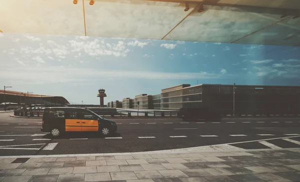 Taxi on the road near airport terminal — Stock Photo, Image
