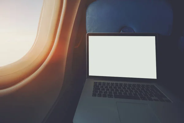 Laptop na mesa do assento do avião — Fotografia de Stock