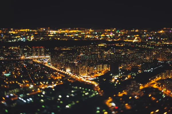 Echte Kippschichtaufnahmen der Nachtstadt vom Höhepunkt — Stockfoto