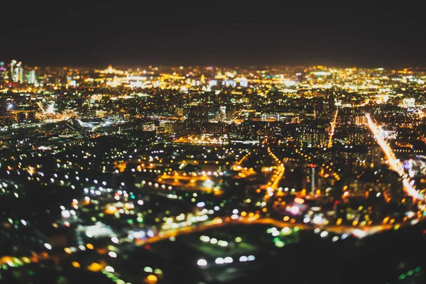 True 倾斜移位射击的夜晚从高点的城市 — 图库照片