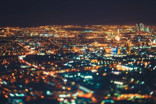 Verdadero cambio de inclinación de disparo de la ciudad nocturna desde el punto más alto — Foto de Stock