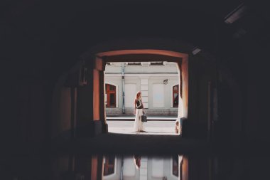 Tünel sonunda Butiful sarışın kadın