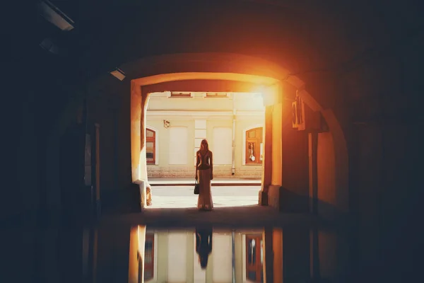 Vrouw aan het eind van de tunnel — Stockfoto