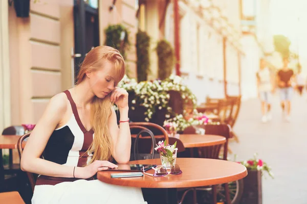 Mulher loira no café com tablet digital — Fotografia de Stock