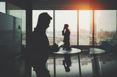 Ofis iç iki iş adamları silüeti