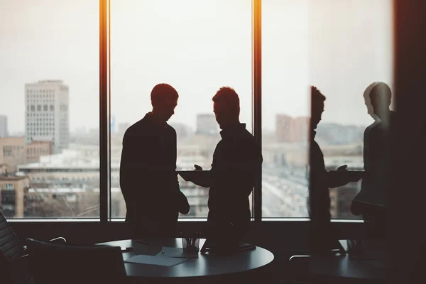 Özel toplantı iki genç işadamı