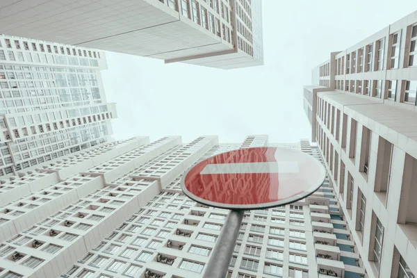 Rotes Stoppschild und Hochhaus im Hintergrund — Stockfoto