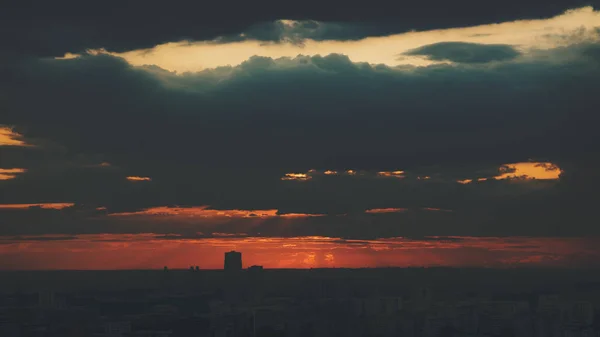 日落时戏剧性的城市景观 — 图库照片