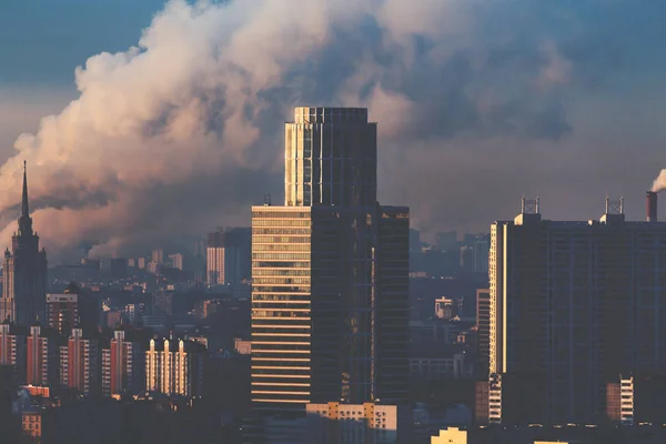 Paisaje urbano matutino con rascacielos y humo — Foto de Stock