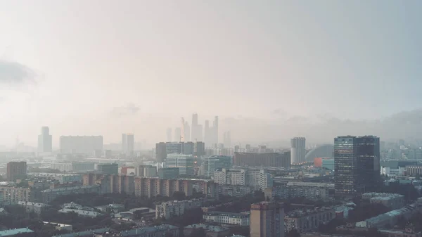 Paisaje urbano metropolitano nebuloso temprano en la mañana — Foto de Stock