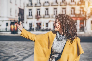 Kıvırcık gülen kız selfie yapma
