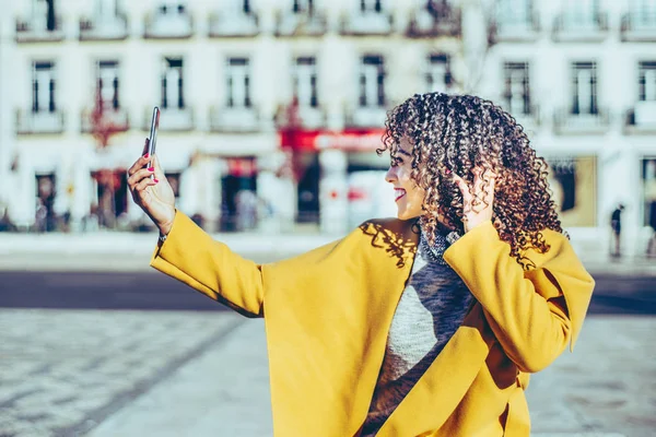 Kıvırcık gülümseyen kadın selfie yapma — Stok fotoğraf