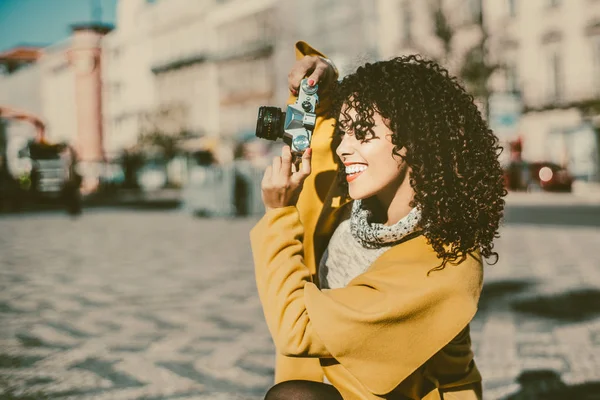 レトロなカメラと巻き毛の女を笑ってください。 — ストック写真