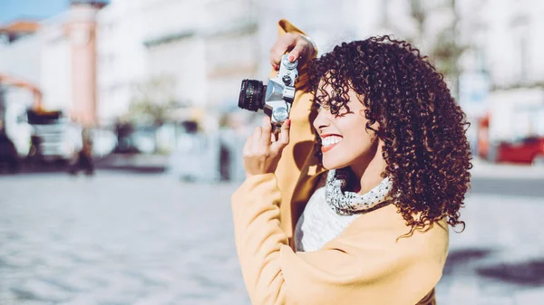 レトロな写真のカメラと巻き毛の美しい女性 — ストック写真