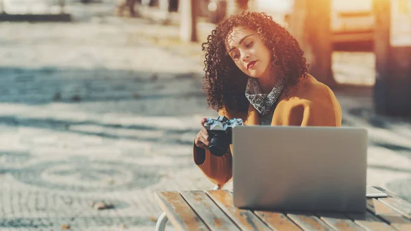 Woman in street bar with old camera and laptop — Stock Photo, Image