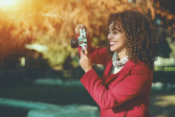 Laughing curly lady with retro film camera — Stock Photo, Image