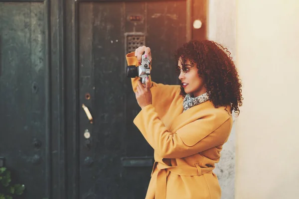 Female photographer with retro film camera — Stock Photo, Image