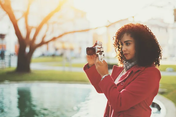 Mujer cerca del estanque con cámara fotográfica retro —  Fotos de Stock