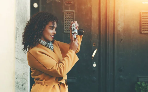 Lockige Dame mit Retro-Kamera — Stockfoto