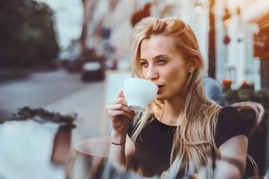 Sokak bar çay kadınla