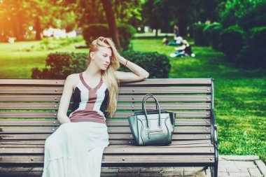 Şehir Parkı bankta oturan yorgun kadın