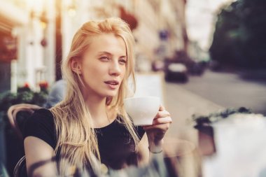 Sarışın kadın ile çay sokak Cafe