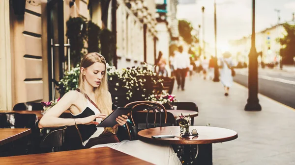 Mulher com tablet digital em café de rua — Fotografia de Stock