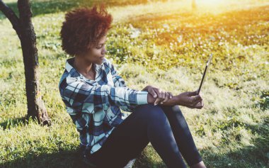 Selfie yapım onu dijital tablet kıvırcık karışık kız