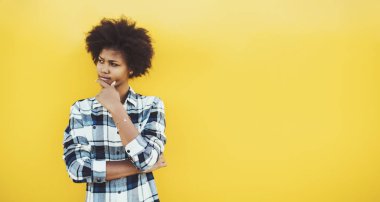 Sarı zemin üzerine siyah kıvırcık feemale