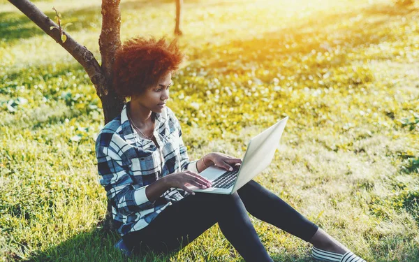 Mixed curly girl with laptop in Park — Stock Photo, Image