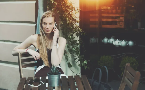 Nő beszél a telefonon utcai kávézó — Stock Fotó