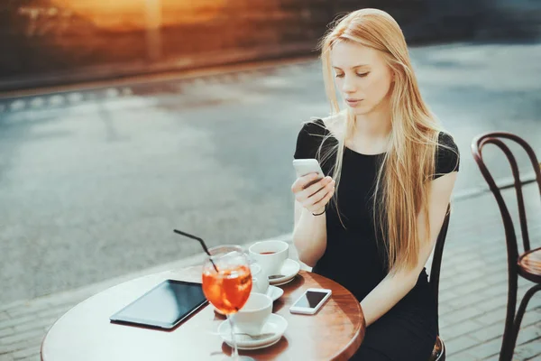 Sevimli yetişkin kadın arkadaşı sokak Cafe bekliyor — Stok fotoğraf