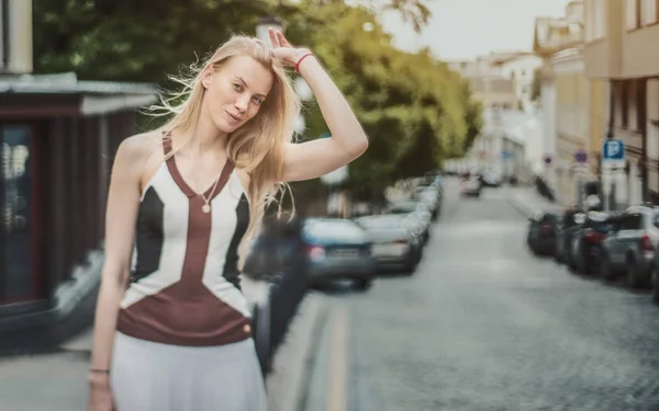 Tilt-shift shooting blonde lady on street — Stock Photo, Image